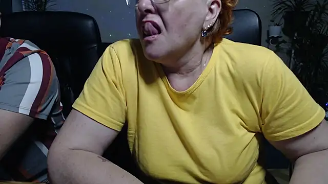 Snapshot of JoannaAndNeighbour chatting on September 25, 8:29 am JoannaAndNeighbour online show from September 25, 8:29 am