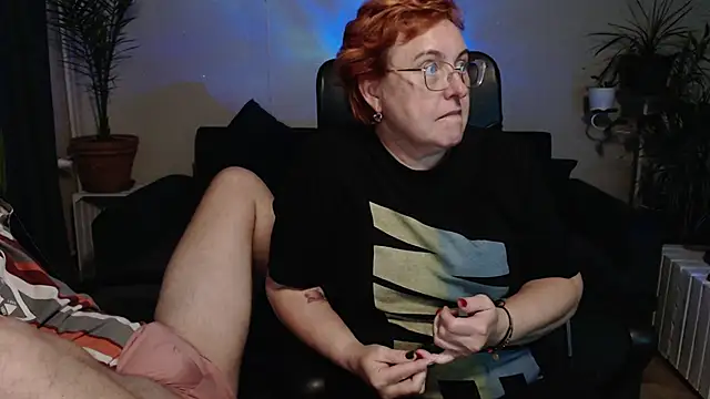 Snapshot of JoannaAndNeighbour chatting on October 5, 2:37 pm JoannaAndNeighbour online show from October 5, 2:37 pm