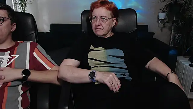 Snapshot of JoannaAndNeighbour chatting on October 6, 10:34 am JoannaAndNeighbour online show from October 6, 10:34 am