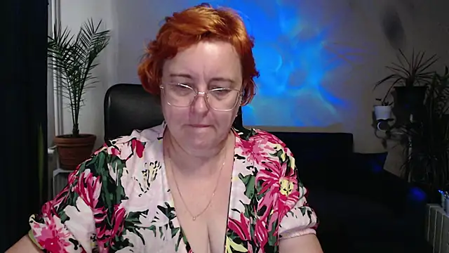 Snapshot of JoannaAndNeighbour chatting on October 9, 10:02 am JoannaAndNeighbour online show from October 9, 10:02 am