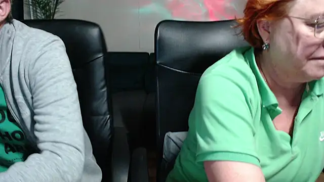 Snapshot of JoannaAndNeighbour chatting on October 14, 7:53 am JoannaAndNeighbour online show from October 14, 7:53 am