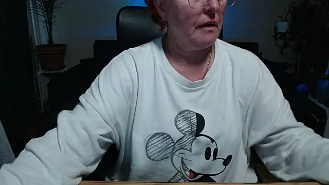 Snapshot of JoannaAndNeighbour chatting on October 18, 10:16 am JoannaAndNeighbour online show from October 18, 10:16 am