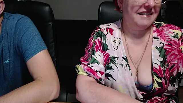 Snapshot of JoannaAndNeighbour chatting on October 28, 9:35 am JoannaAndNeighbour online show from October 28, 9:35 am