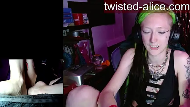 alicewonder09 online show from May 2, 3:55 am