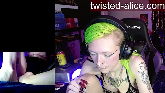 alicewonder09 online show from May 11, 4:07 am