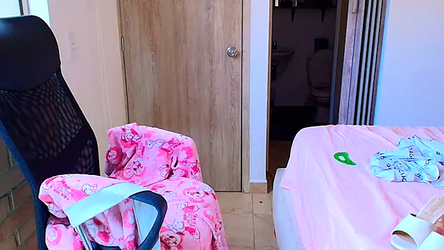 Snapshot of sara2520 chatting on December 13, 8:58 pm sara2520 online show from December 13, 8:58 pm