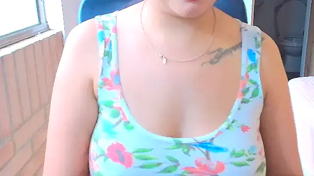 Snapshot of sara2520 chatting on February 8, 6:55 pm sara2520 online show from February 8, 6:55 pm