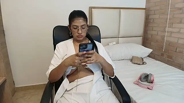 Snapshot of sara2520 chatting on April 19, 12:00 am sara2520 online show from April 19, 12:00 am