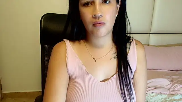 Snapshot of sara2520 chatting on May 6, 2:08 am sara2520 online show from May 6, 2:08 am