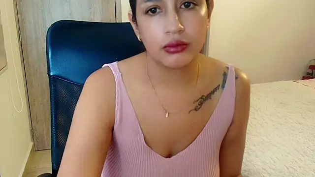 Snapshot of sara2520 chatting on May 15, 8:27 pm sara2520 online show from May 15, 8:27 pm