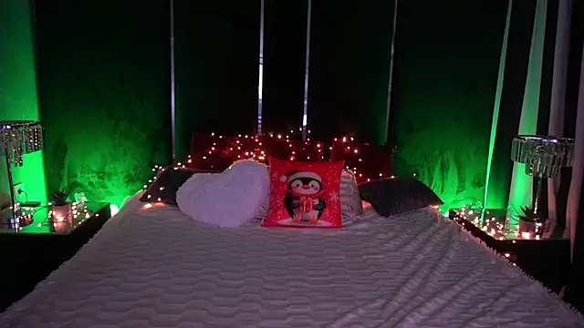 Snapshot of CassandraGood chatting on December 23, 8:34 am CassandraGood online show from December 23, 8:34 am