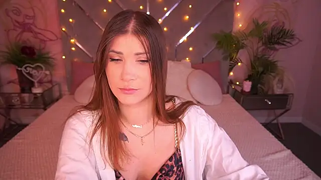 Snapshot of CassandraGood chatting on February 7, 7:23 am CassandraGood online show from February 7, 7:23 am