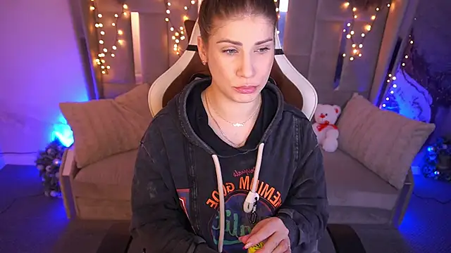 Snapshot of CassandraGood chatting on February 9, 7:45 am CassandraGood online show from February 9, 7:45 am