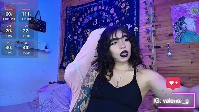 Snapshot of valenor_ chatting on October 24, 2:08 am valenor online show from October 24, 2:08 am
