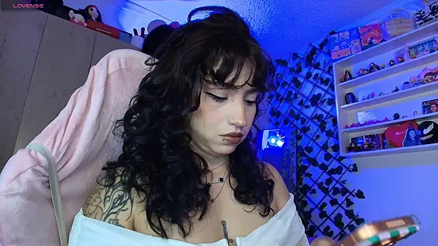 Snapshot of valenor_ chatting on May 8, 3:34 am valenor online show from May 8, 3:34 am