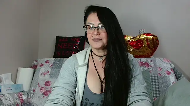 Snapshot of x__KHALEESI__x chatting on November 14, 9:24 pm x KHALEESI x online show from November 14, 9:24 pm