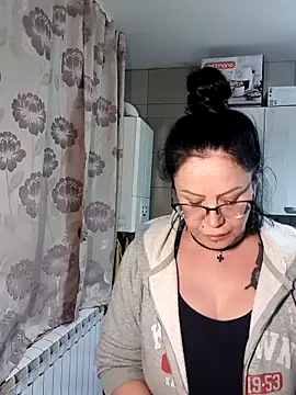 Snapshot of x__KHALEESI__x chatting on November 20, 5:45 pm x KHALEESI x online show from November 20, 5:45 pm