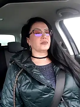 Snapshot of x__KHALEESI__x chatting on December 22, 7:27 am x KHALEESI x online show from December 22, 7:27 am