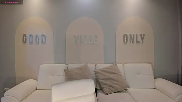 NiaHolland online show from October 12, 6:07 pm