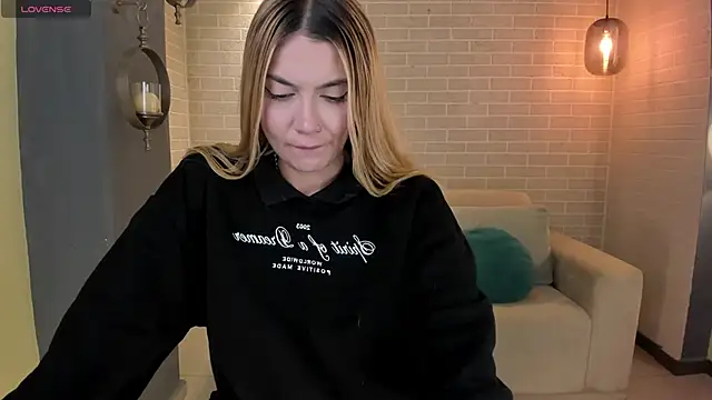 NiaHolland online show from October 26, 6:14 pm