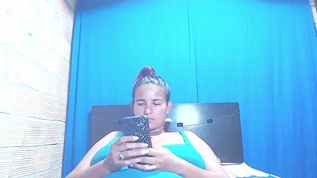 Snapshot of isabella_dirty69 chatting on January 16, 8:33 am isabella dirty69 online show from January 16, 8:33 am