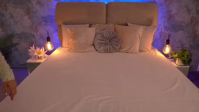 Snapshot of MirandaHobbs chatting on November 10, 8:46 am MirandaHobbs online show from November 10, 8:46 am