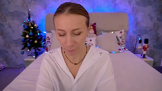 Snapshot of MirandaHobbs chatting on December 16, 8:30 am MirandaHobbs online show from December 16, 8:30 am