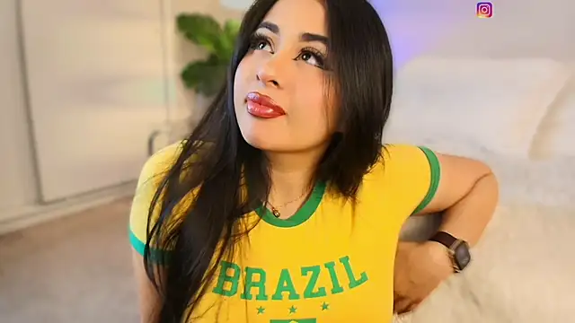 Snapshot of Queen_liana chatting on February 19, 7:04 am Queen liana online show from February 19, 7:04 am