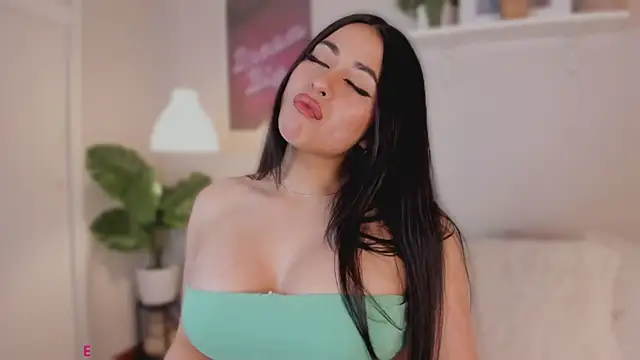 Snapshot of Queen_liana chatting on March 18, 7:00 am Queen liana online show from March 18, 7:00 am