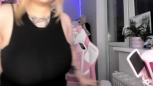 Snapshot of B_Ratz chatting on September 28, 9:42 pm B Ratz online show from September 28, 9:42 pm