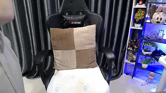 Snapshot of Yuki-yio chatting on October 6, 1:47 am Yuki-yio online show from October 6, 1:47 am