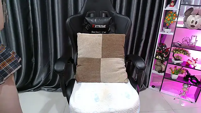 Snapshot of Yuki-yio chatting on October 12, 12:42 am Yuki-yio online show from October 12, 12:42 am