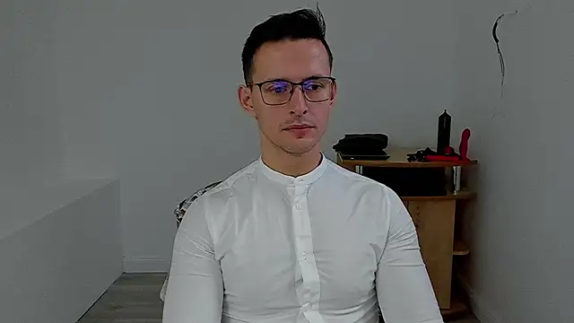 Snapshot of sexxymuscles4u chatting on December 2, 7:36 am sexxymuscles4u online show from December 2, 7:36 am