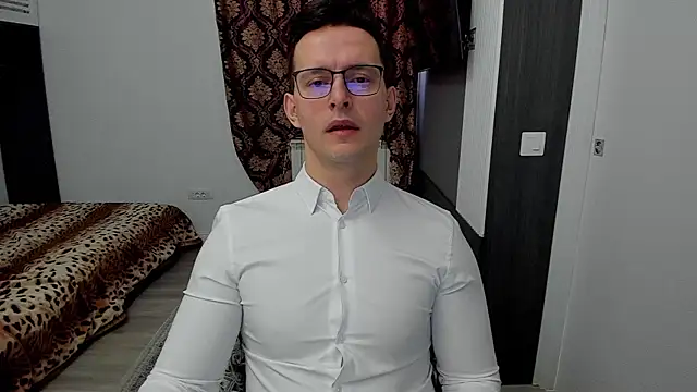 Snapshot of sexxymuscles4u chatting on February 24, 10:15 am sexxymuscles4u online show from February 24, 10:15 am