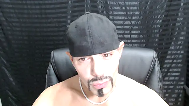 Snapshot of ThickD2C chatting on December 15, 6:26 pm ThickD2C online show from December 15, 6:26 pm