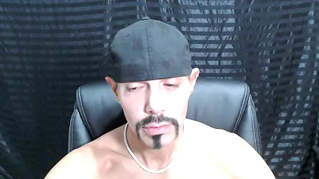 Snapshot of ThickD2C chatting on December 20, 5:40 pm ThickD2C online show from December 20, 5:40 pm