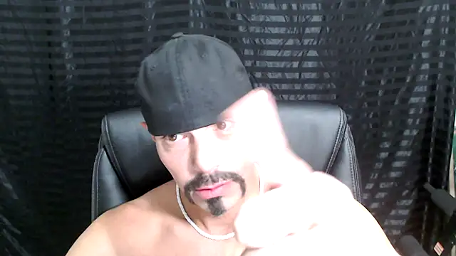 Snapshot of ThickD2C chatting on January 4, 5:47 pm ThickD2C online show from January 4, 5:47 pm