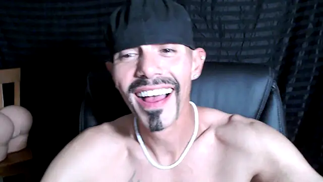 Snapshot of ThickD2C chatting on February 20, 6:35 pm ThickD2C online show from February 20, 6:35 pm