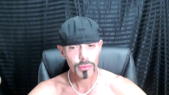 Snapshot of ThickD2C chatting on February 23, 6:45 pm ThickD2C online show from February 23, 6:45 pm