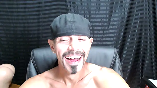 Snapshot of ThickD2C chatting on March 1, 1:00 am ThickD2C online show from March 1, 1:00 am