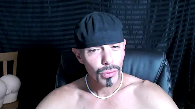 Snapshot of ThickD2C chatting on March 7, 6:33 pm ThickD2C online show from March 7, 6:33 pm