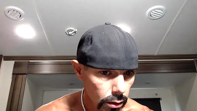 Snapshot of ThickD2C chatting on October 18, 5:46 pm ThickD2C online show from October 18, 5:46 pm