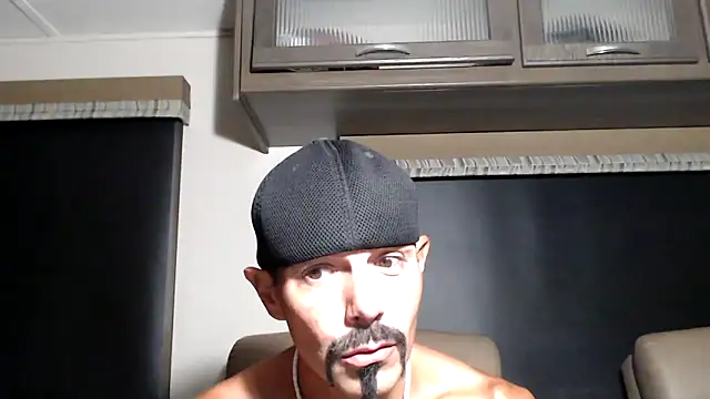 Snapshot of ThickD2C chatting on May 1, 11:20 pm ThickD2C online show from May 1, 11:20 pm
