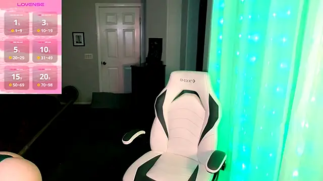 britteebee online show from October 26, 8:42 am