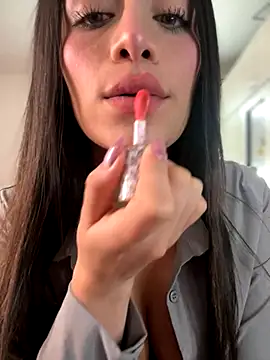 Snapshot of Emmily_19 chatting on November 18, 10:03 pm Emmily 19 online show from November 18, 10:03 pm