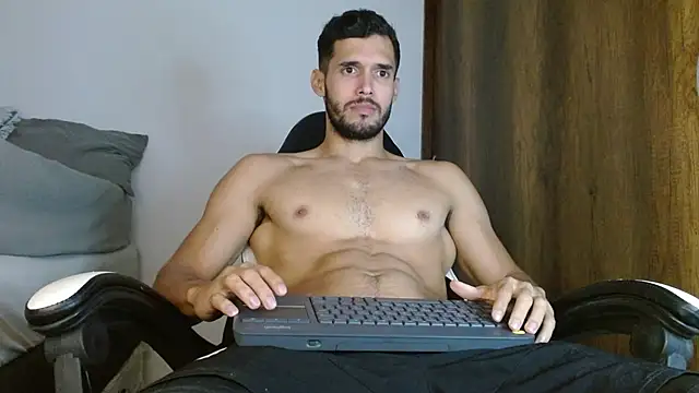 Snapshot of Noah_jhonsonn chatting on January 13, 4:51 pm Noah jhonsonn online show from January 13, 4:51 pm
