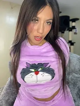 Snapshot of MiaJones21 chatting on October 24, 12:19 am MiaJones21 online show from October 24, 12:19 am