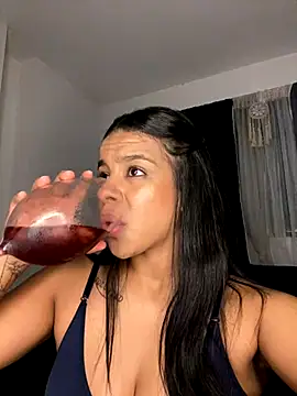 Snapshot of trianawhite chatting on November 19, 11:49 pm trianawhite online show from November 19, 11:49 pm