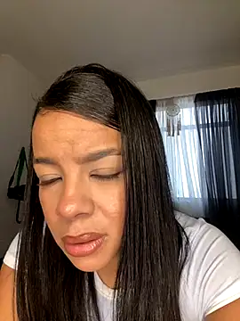 Snapshot of trianawhite chatting on November 22, 5:23 pm trianawhite online show from November 22, 5:23 pm