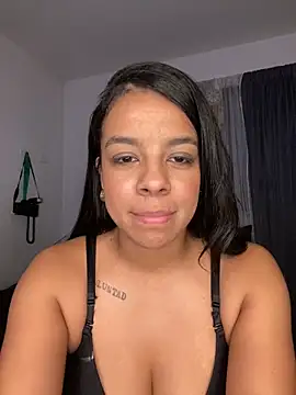 Snapshot of trianawhite chatting on November 27, 2:13 am trianawhite online show from November 27, 2:13 am